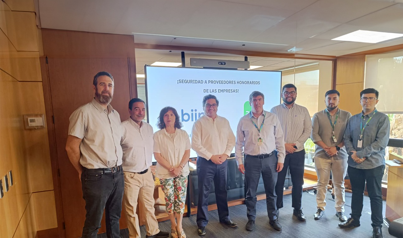 Equipo de biin y ACHS en la firma del convenio
