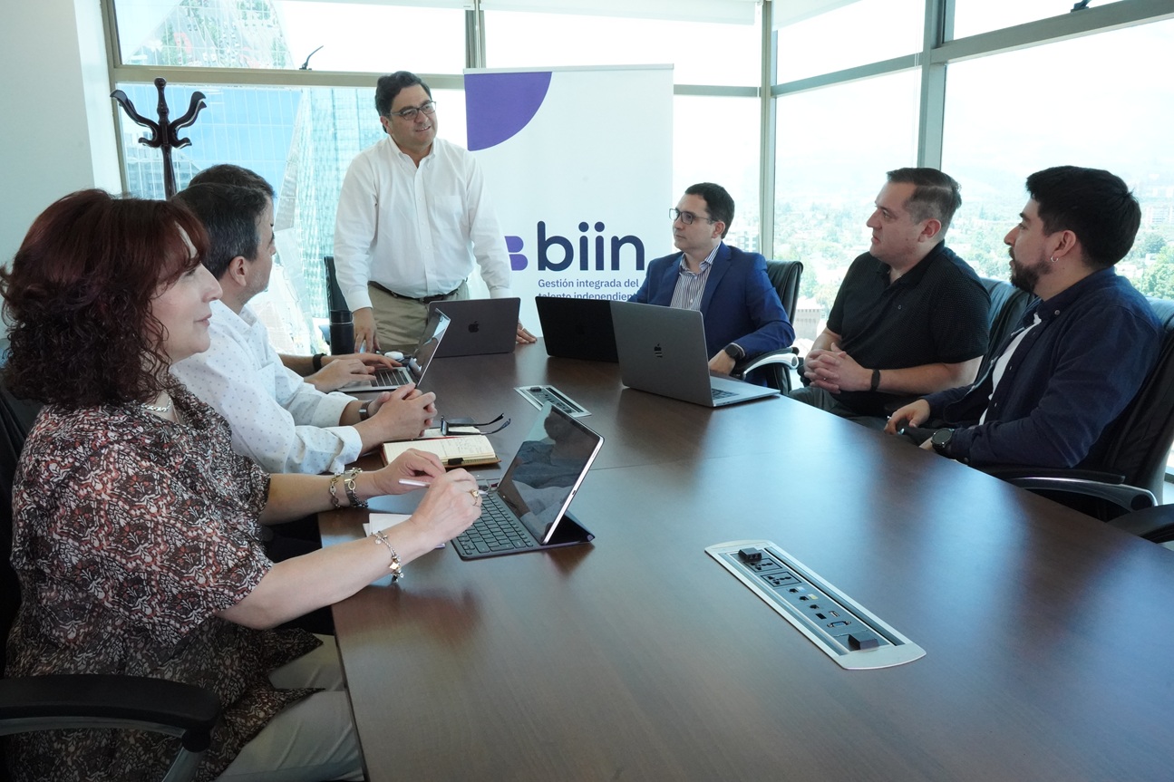 Cinco personas trabajando en oficina biin